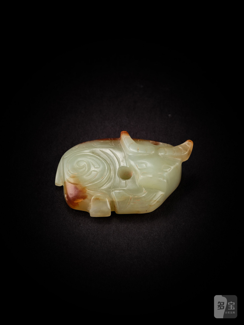 清　玉仿古臥牛珮 | AN ARCHAISTIC JADE BUFFALO PENDANT
